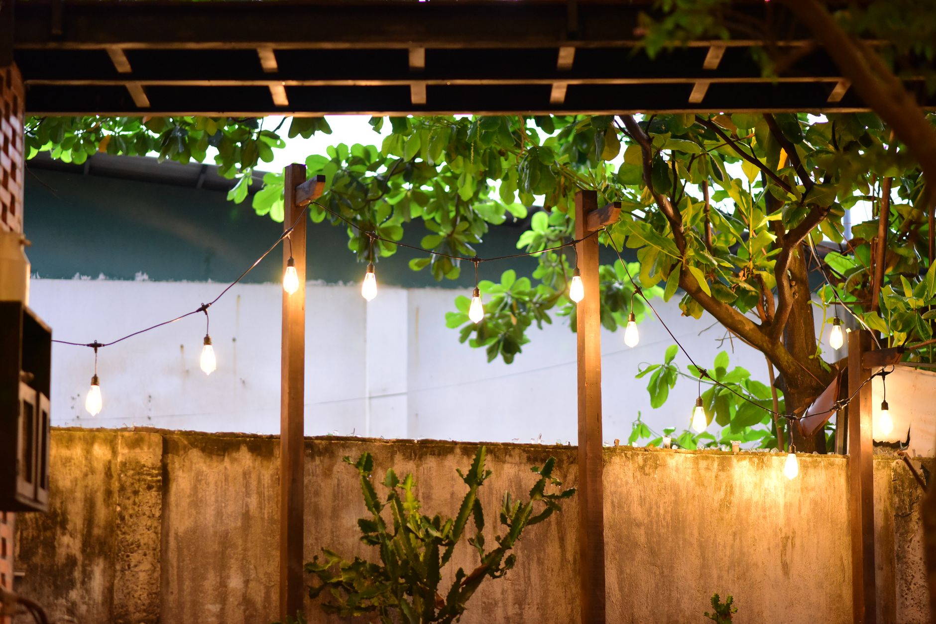 Backyard entertaining area with string lighting built by Big Easy Outdoor Design